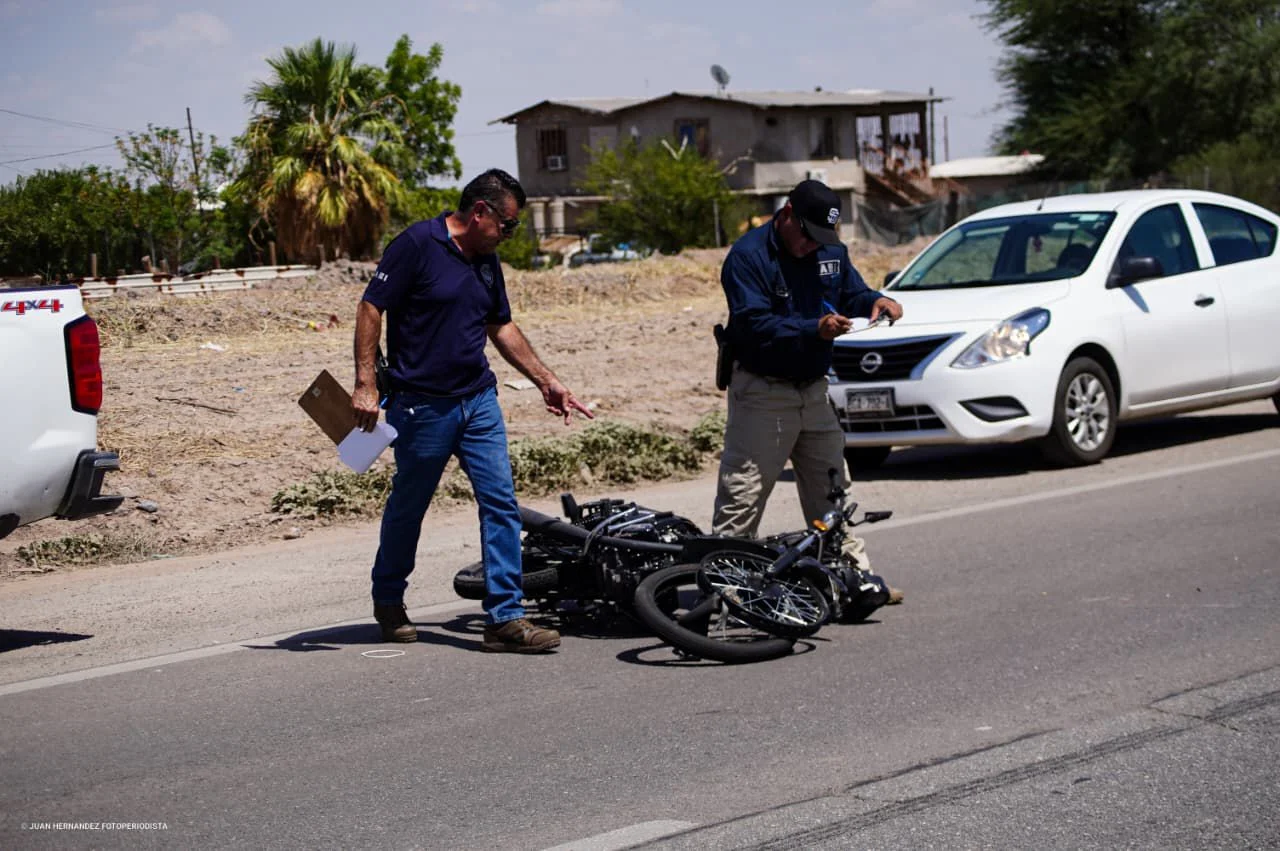 Motociclista derrapa y muere atropellado