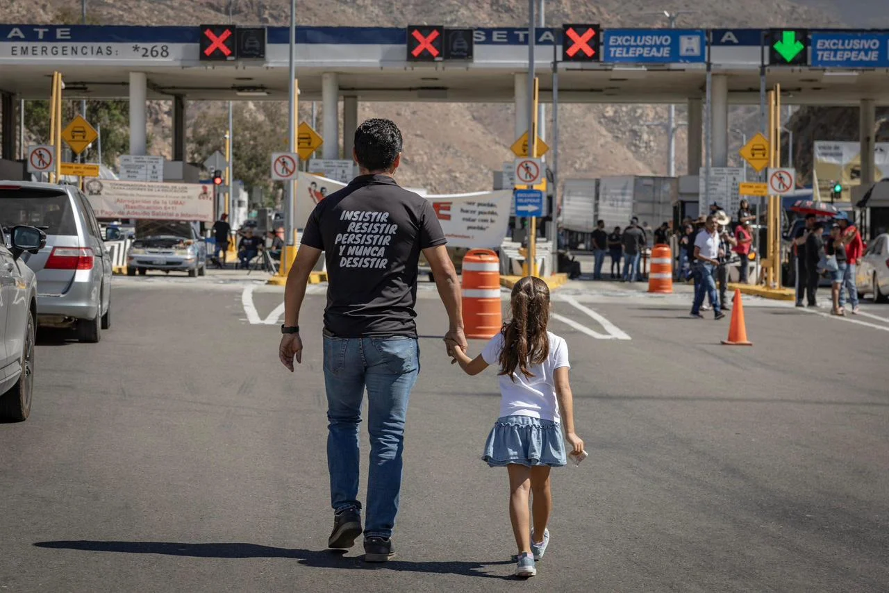 Maestros de la CNTE toman caseta Tijuana-Tecate: exigen pago de 70 MDP a interinos