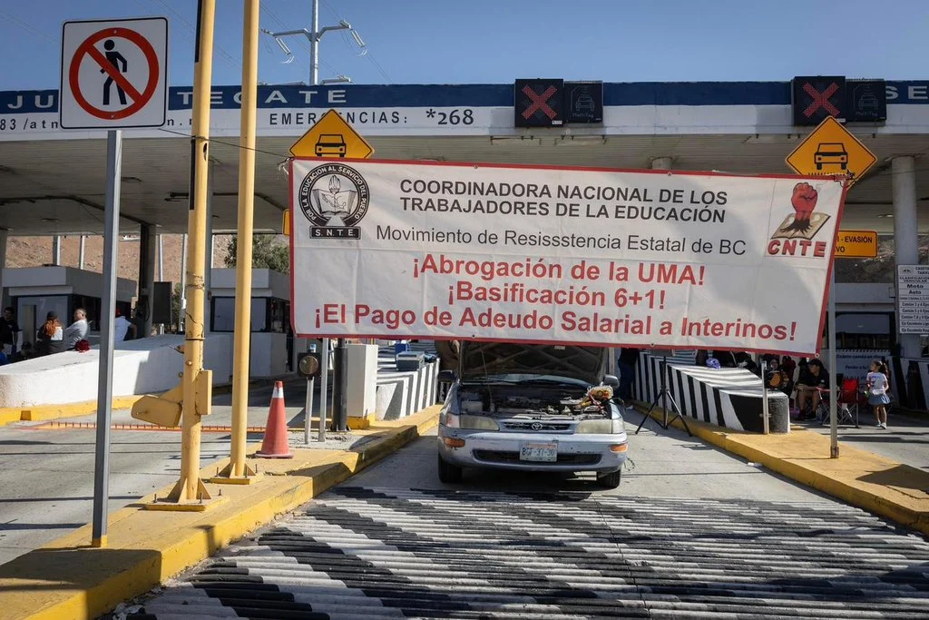 Maestros de la CNTE toman caseta Tijuana-Tecate: exigen pago de 70 MDP a interinos
