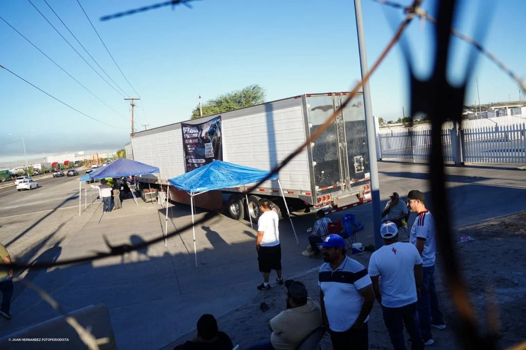 Choferes bloquean garita comercial de Mexicali por retiro de visas B1; amagan con parar cruces en Tijuana