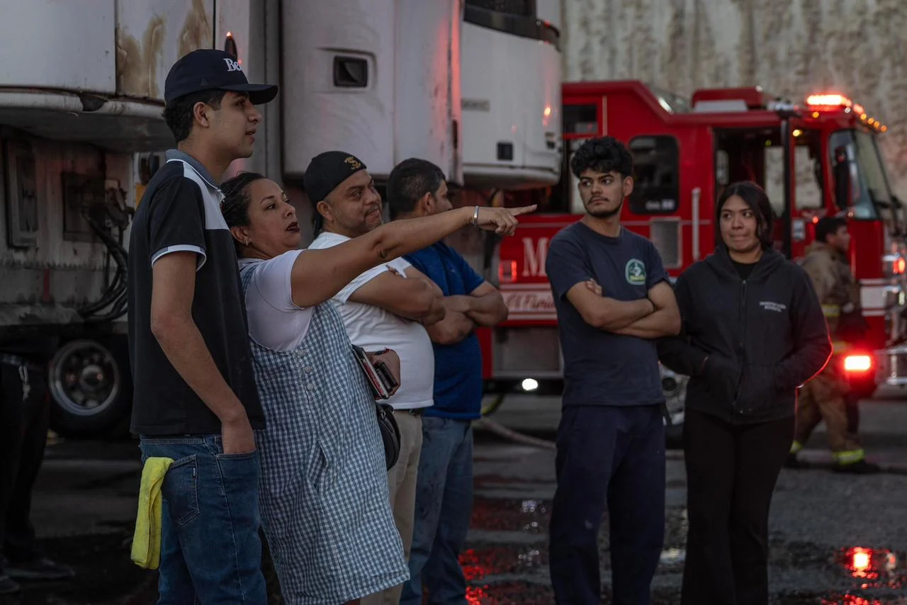Incendio consume dos bodegas en Plaza de Abastos Los Álamos en Tijuana