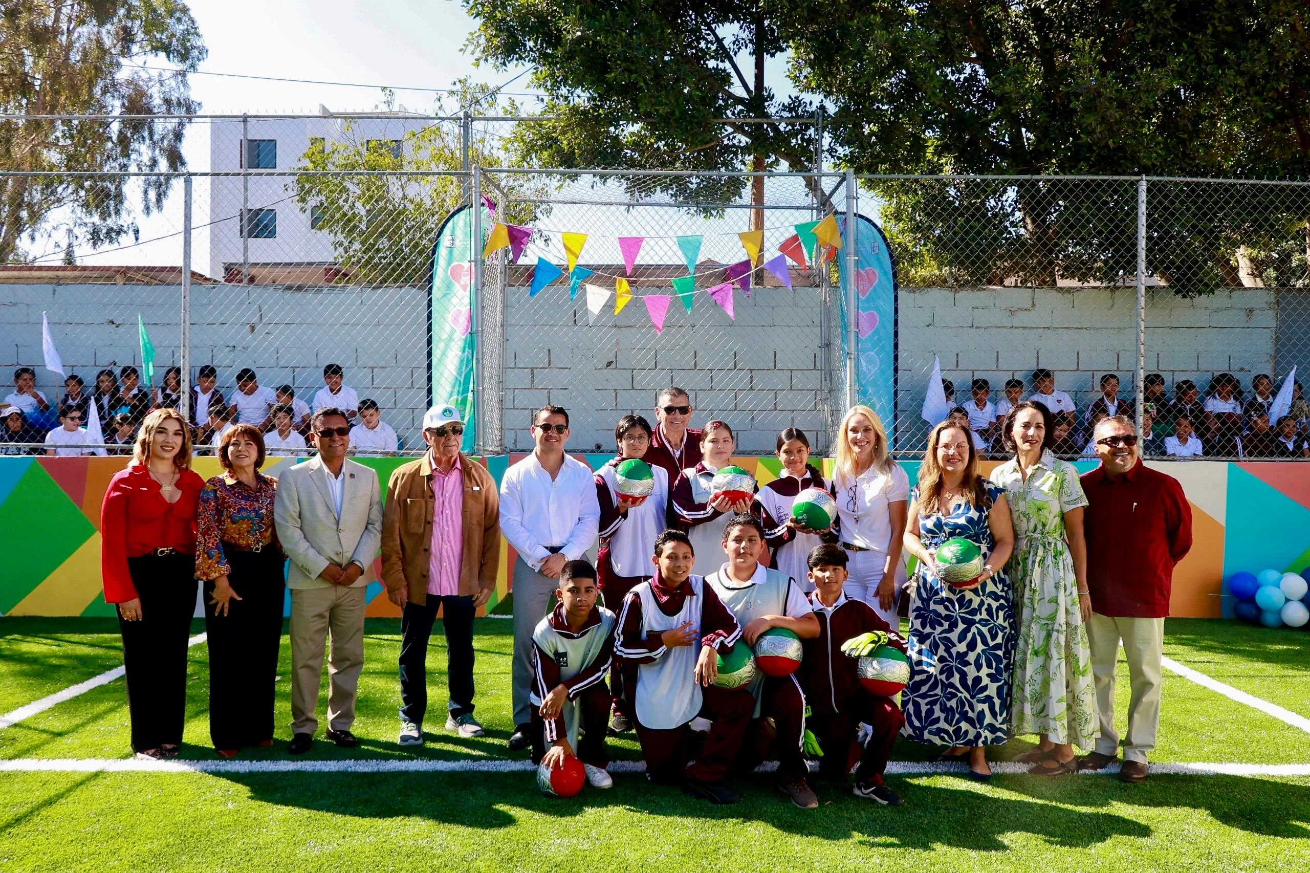 Rehabilitan cancha de futbol en la Primaria Municipal Emma A. de Bustamante