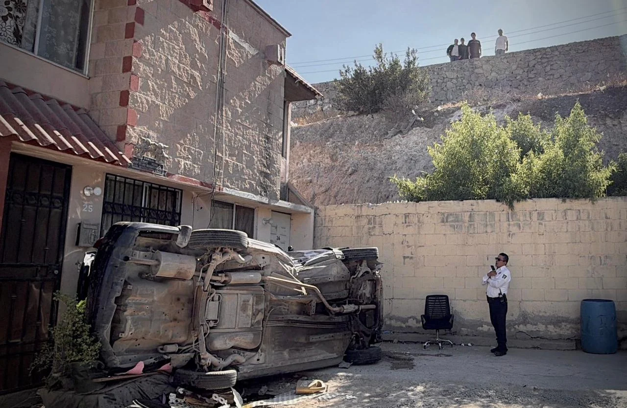 Auto cae desde 15 metros de altura hacia una privada en Cañadas del Florido