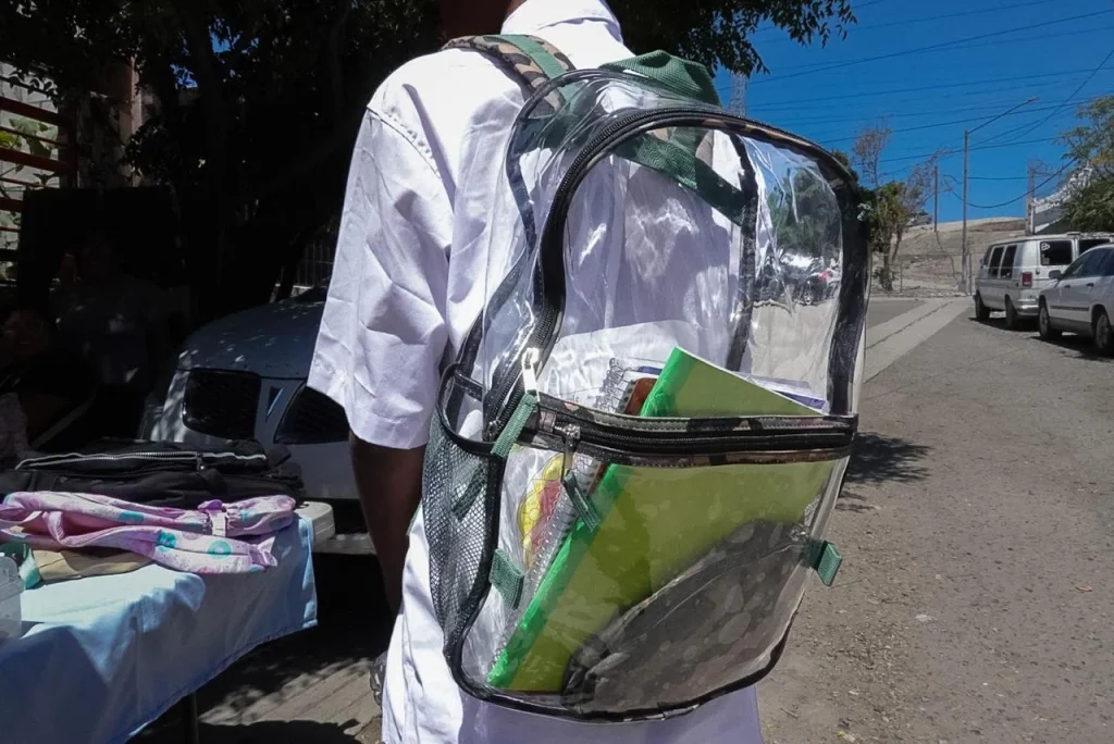 Mochilas transparentes y restricción de celulares: las nuevas medidas de seguridad en secundaria de Tijuana