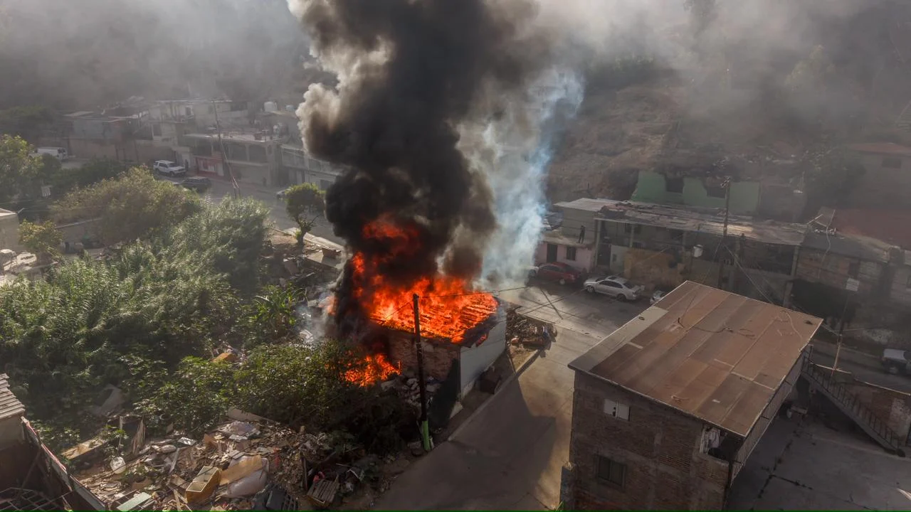 Incendio consume vivienda de madera en el Cañón Rubén Amaya en Tijuana