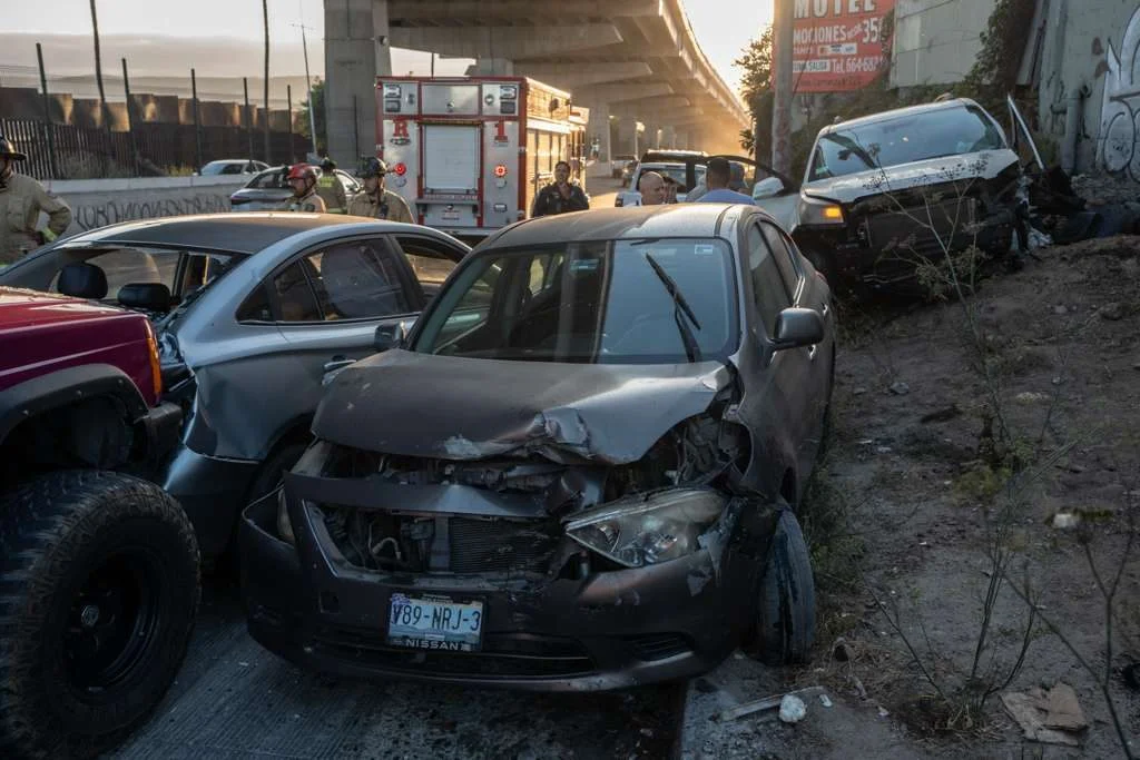 Choque múltiple en avenida Internacional de Tijuana involucra a cuatro vehículos