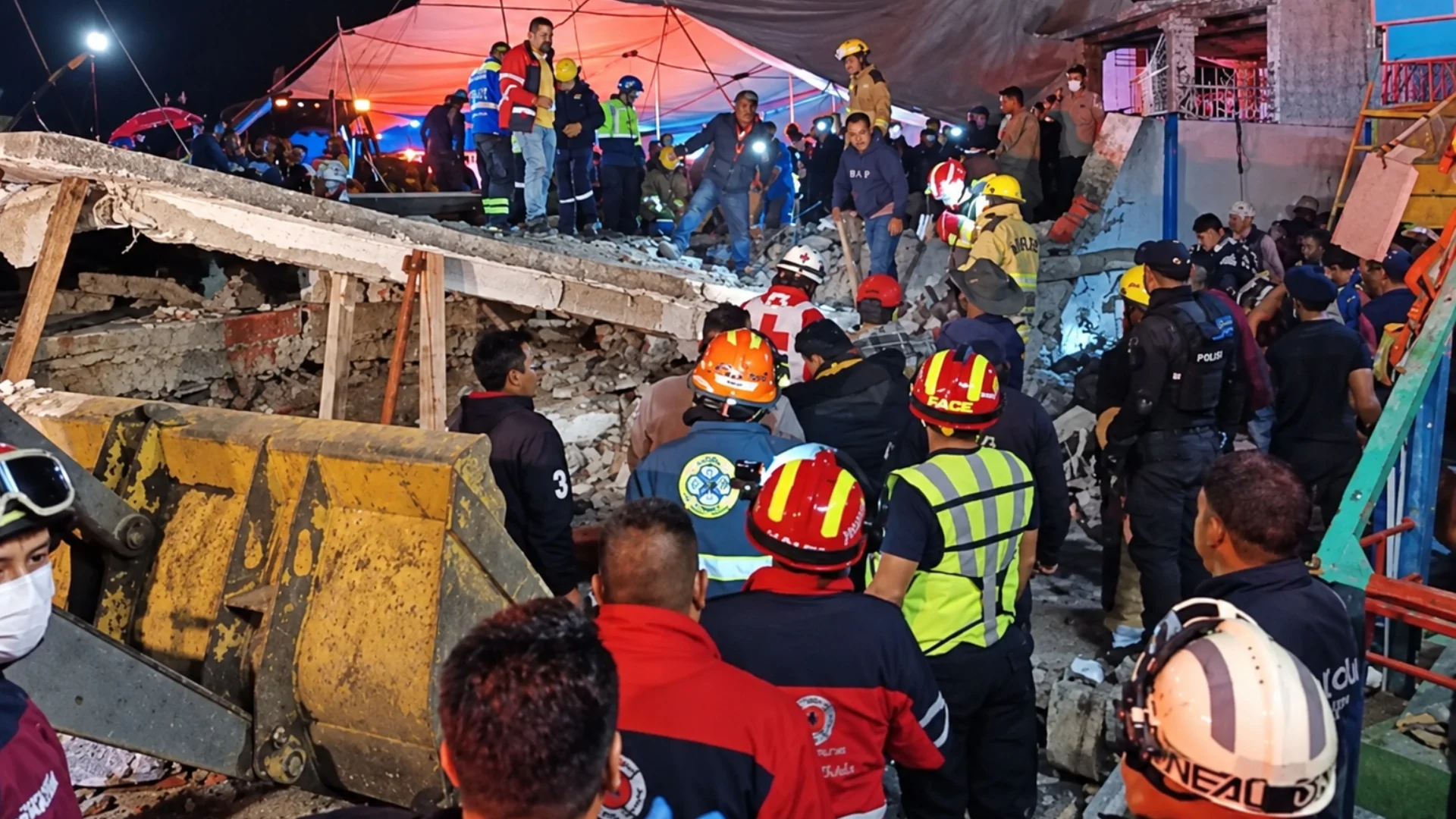 Explosión de pirotecnia deja al menos 10 muertos y 49 heridos en Temascalcingo