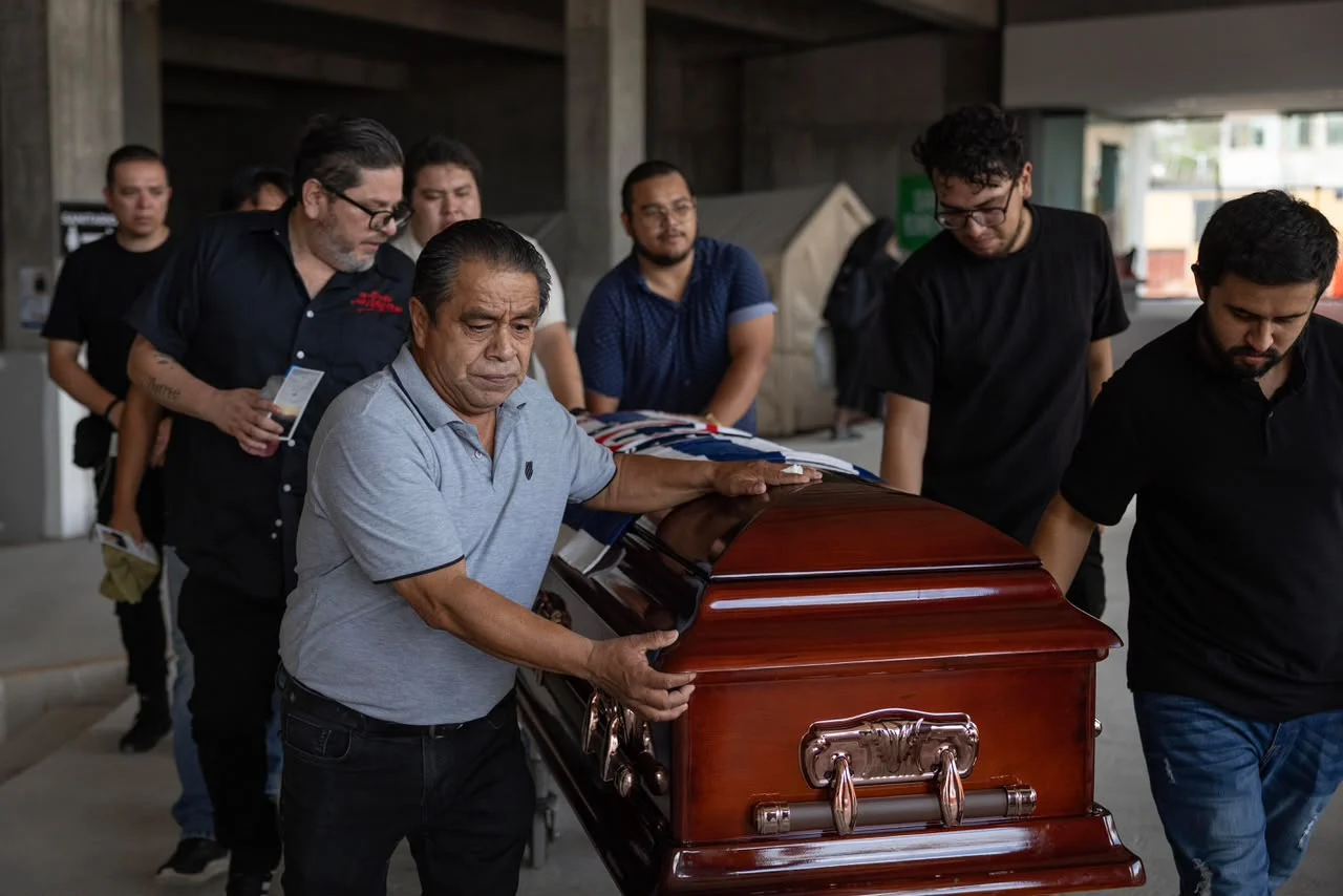 Despiden con aplausos y honores al periodista Octavio Fabela “El Rábano”