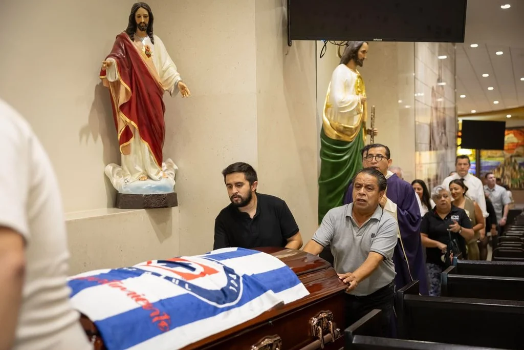Despiden con aplausos y honores al periodista Octavio Fabela “El Rábano”