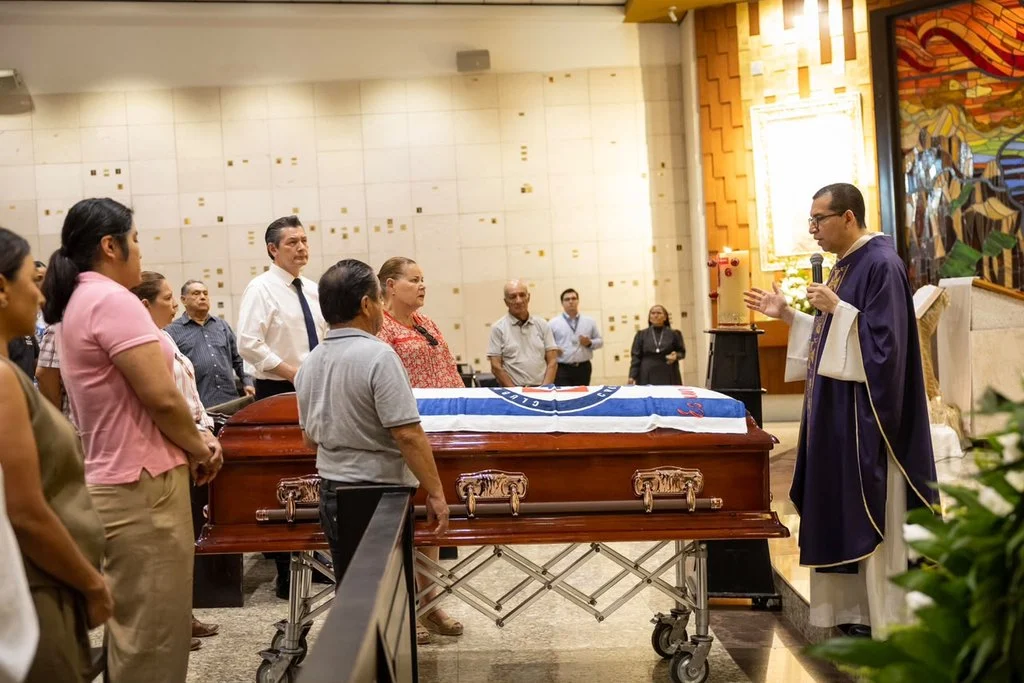 Despiden con aplausos y honores al periodista Octavio Fabela “El Rábano”