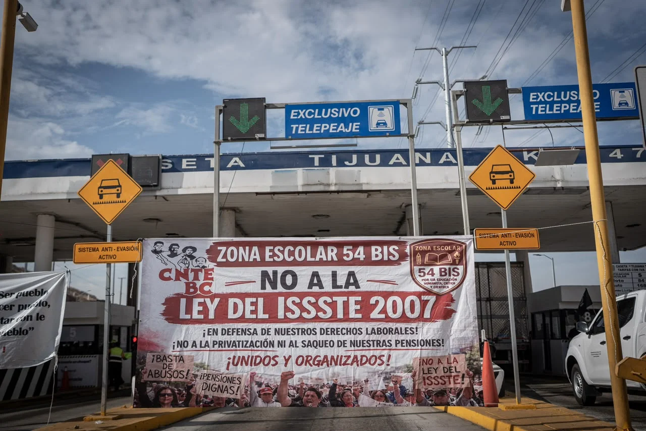 CNTE toma caseta Tijuana-Tecate por adeudos a 3 mil 500 maestros interinos