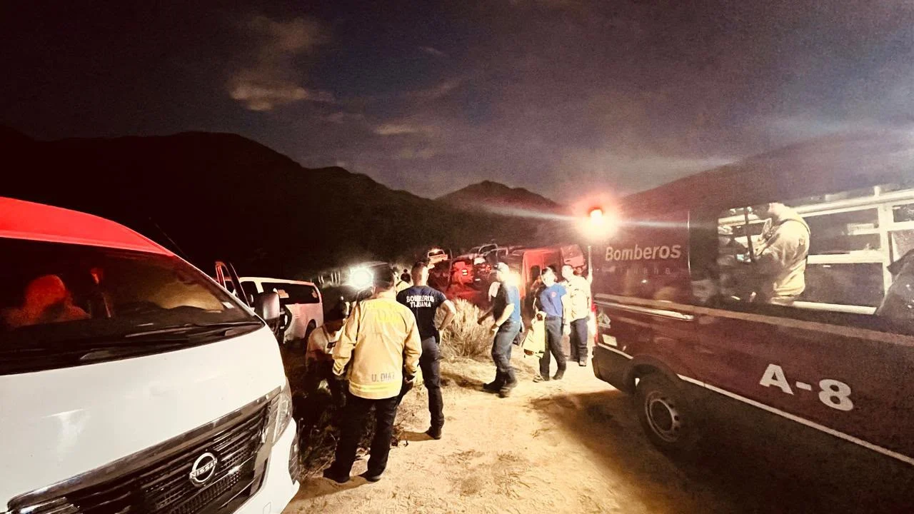 Bomberos de Tijuana auxilian a madres buscadoras por golpe de calor en Rancho La Uva