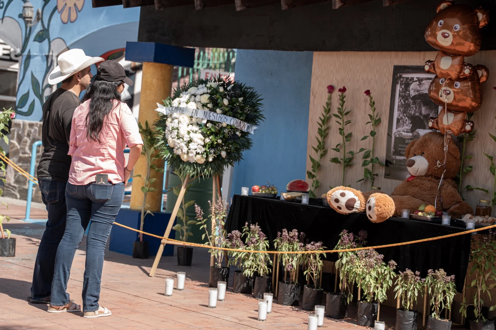 Con ofrenda y veladoras, tijuanenses despiden al Oso Yogi en el Parque Morelos