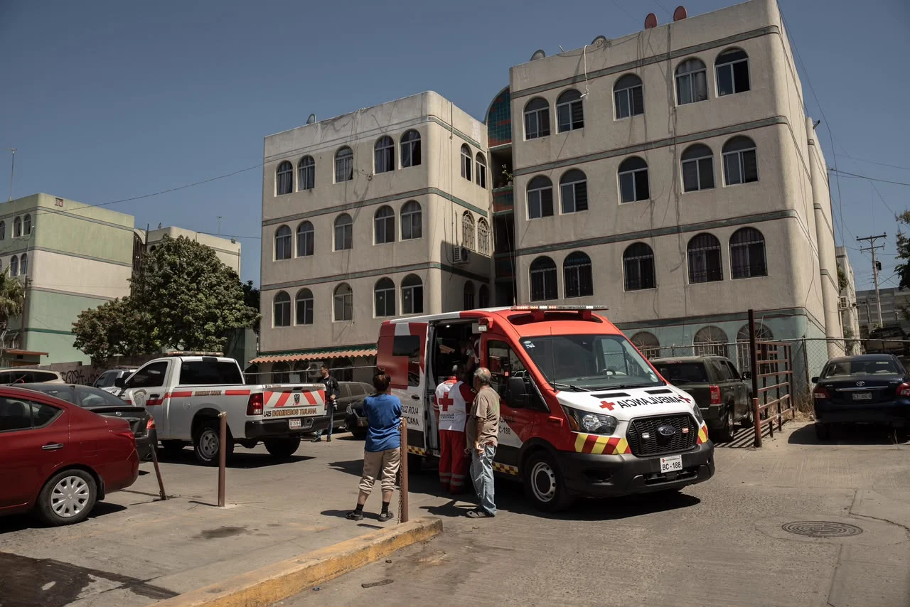 Incendio en departamento moviliza a bomberos; rescatan a perro y atienden a tres personas