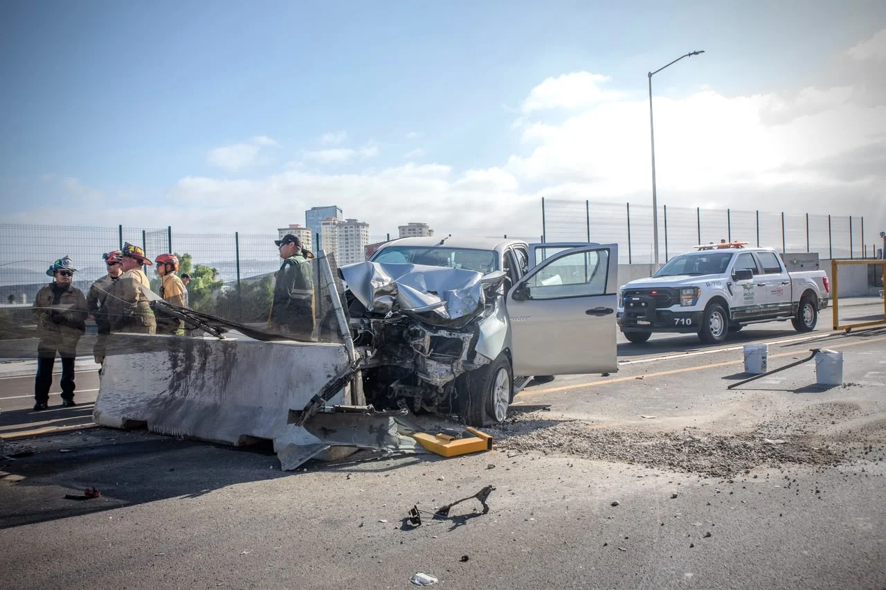 Accidente en viaducto elevado de Tijuana deja a conductora lesionada