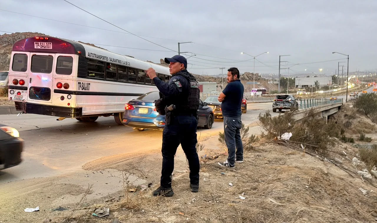 Choque múltiple en el bulevar 2000 deja al menos 11 lesionados; taxi cae a un barranco