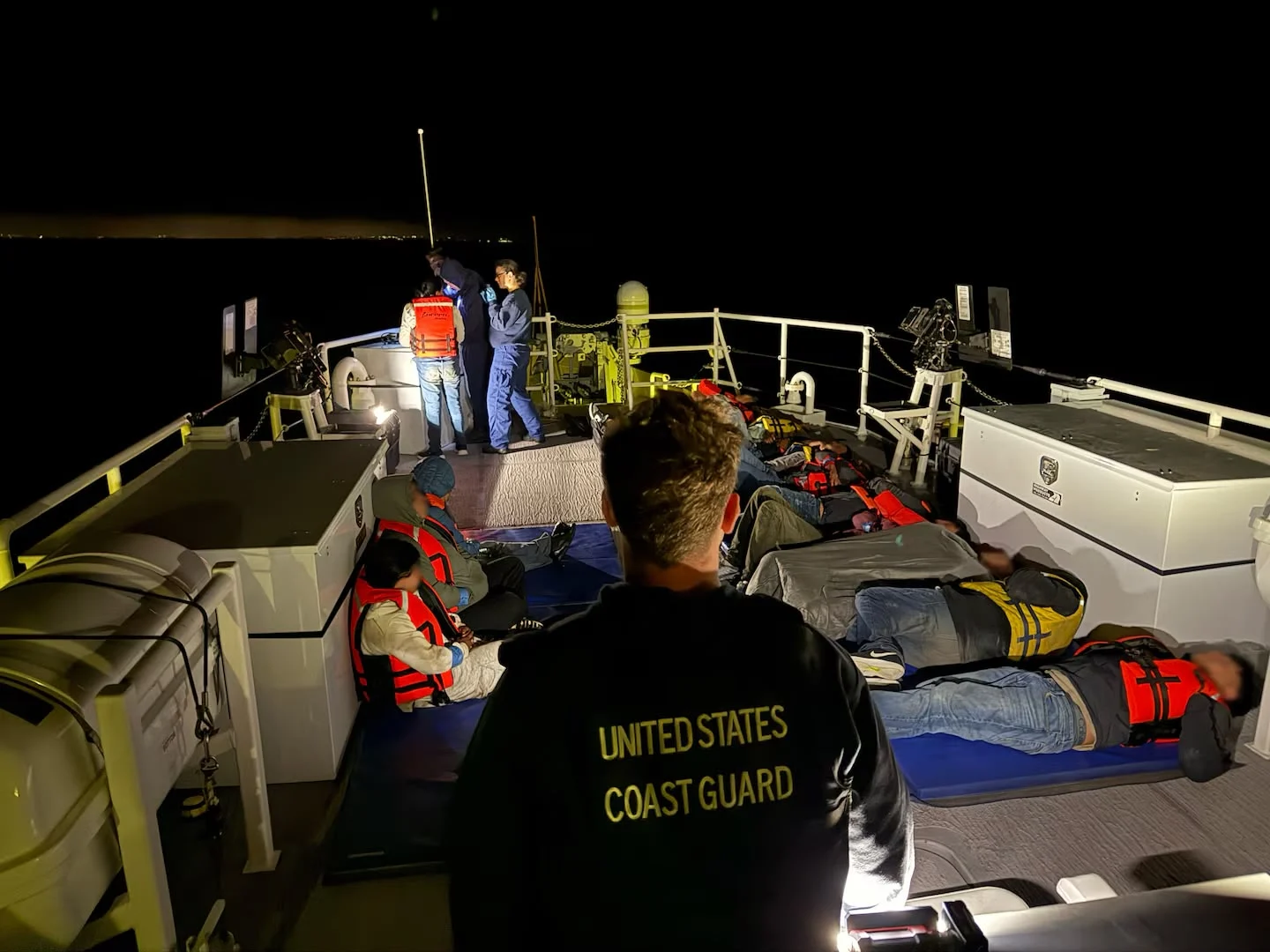 Guardia Costera intercepta panga con 16 migrantes frente a la costa de San Diego