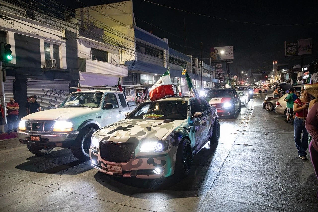 Tijuanenses abarrotan las calles para festejar el Grito de Independencia