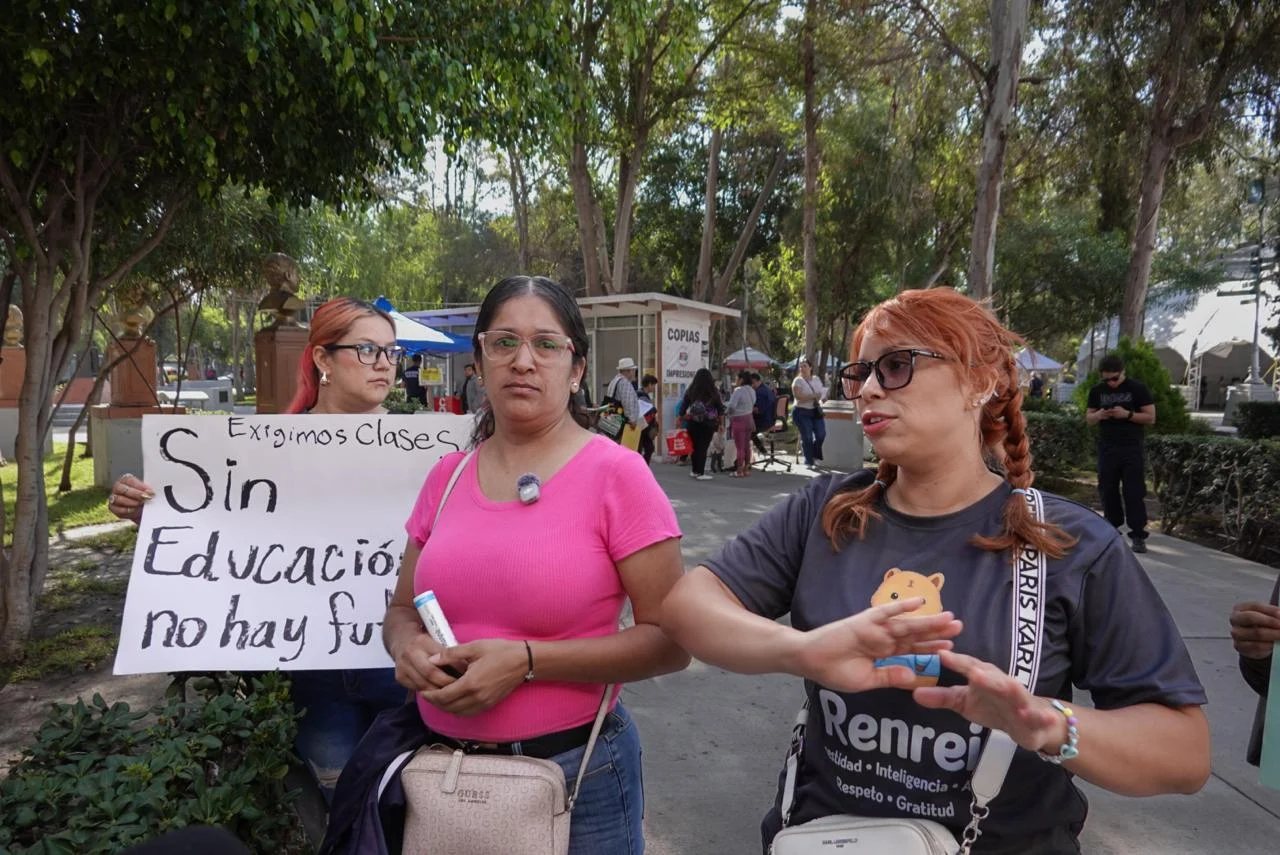 Madres de familia de la Secundaria Xicoténcatl Leyva protestan