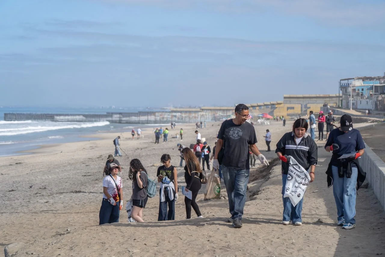 Alrededor de mil voluntarios limpian playas y cañadas en jornada binacional de Tijuana y San Diego