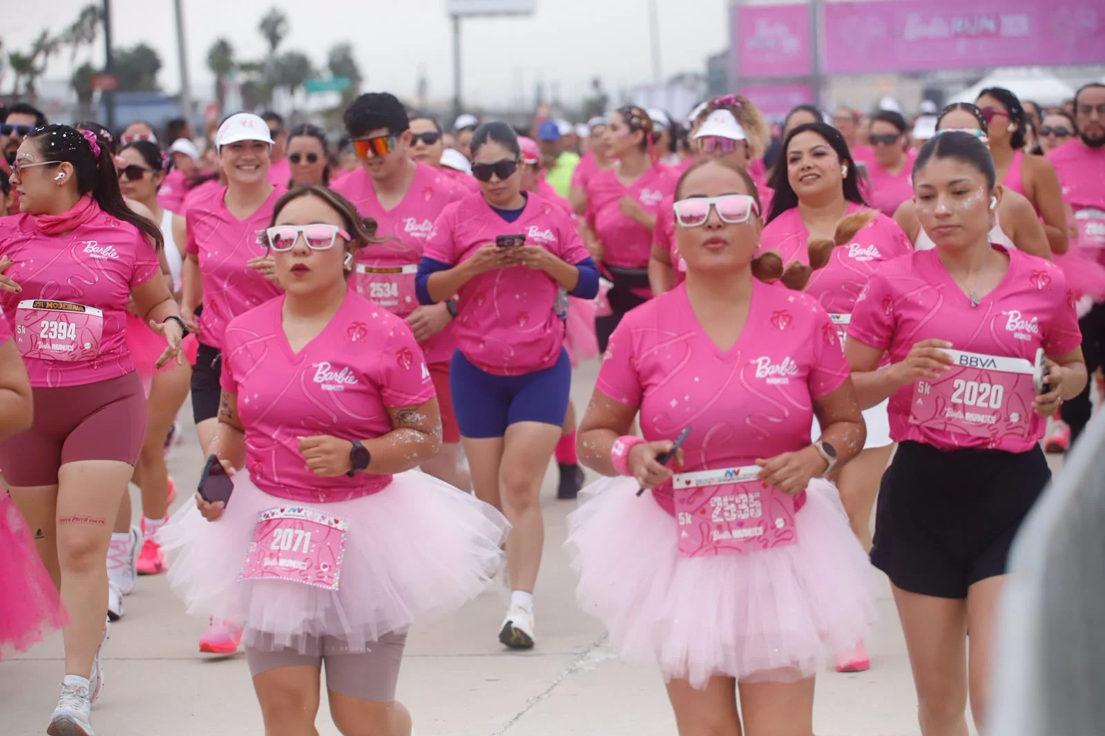 Alrededor de 2 mil corredores tiñen de rosa el puerto en la primera Barbie Run Ensenada 2026