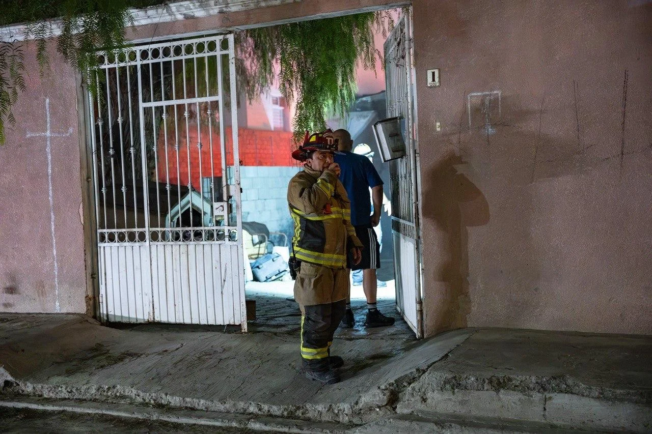 Incendio consume vivienda y daña predio contiguo