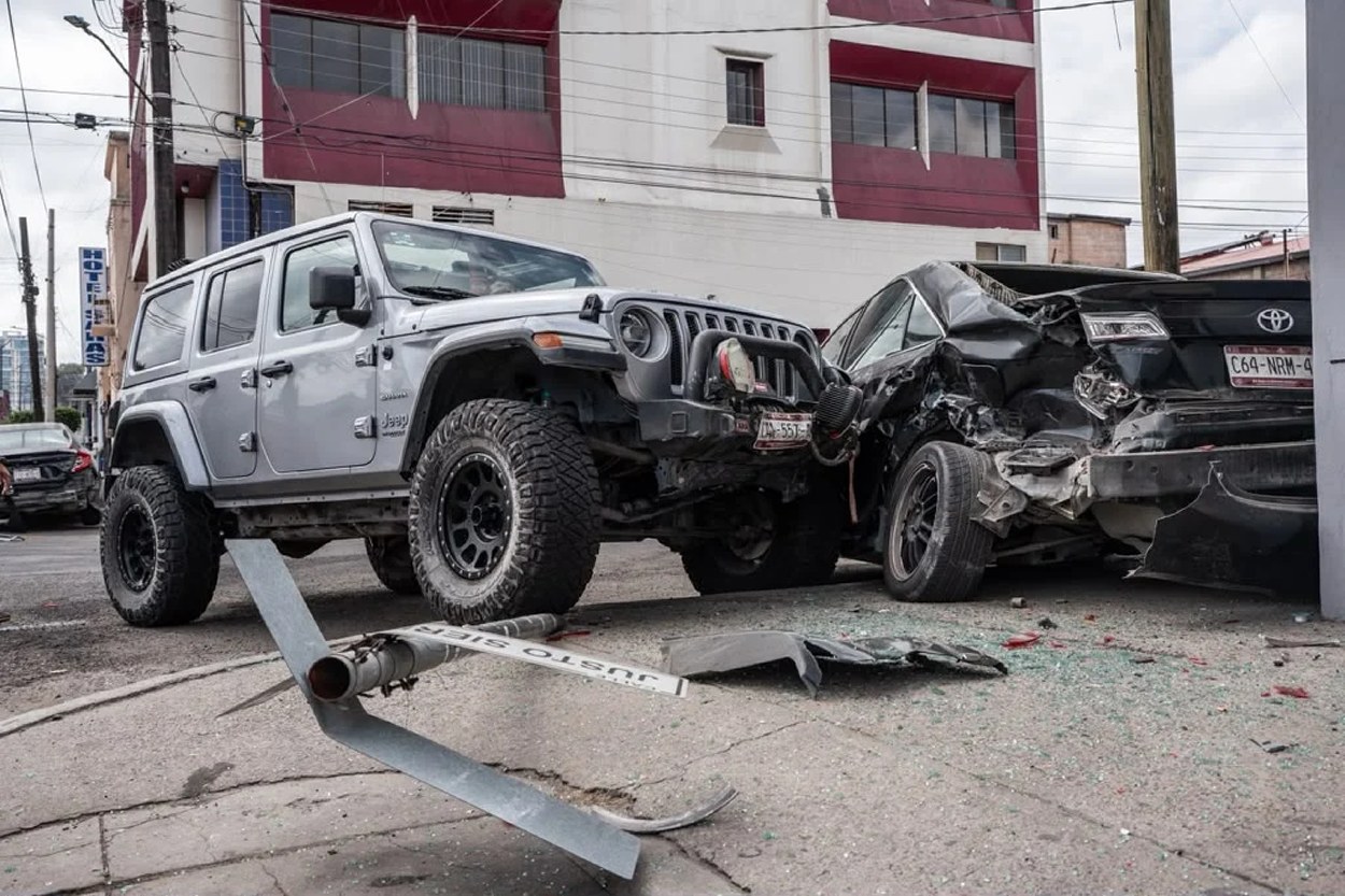 Estudiante de medicina choca con dos autos tras dormitar al volante