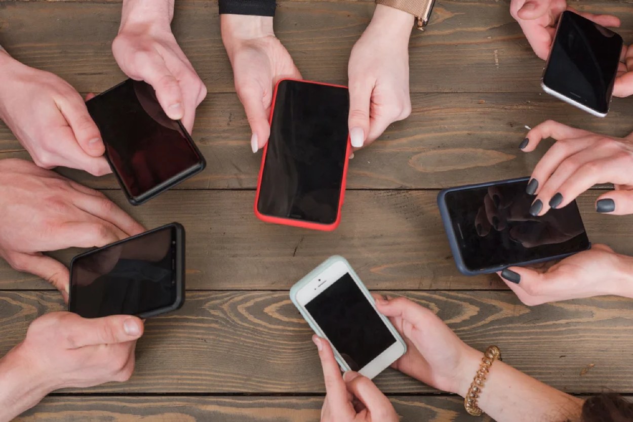 Tendencias en tecnología y estilo con smartphones Samsung y fragancias de lujo