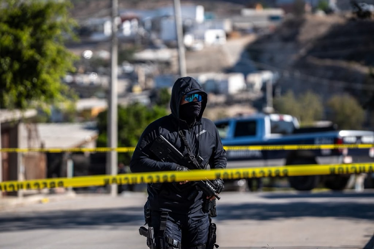 Asesinan a hombre y hieren a su esposa en ataque armado