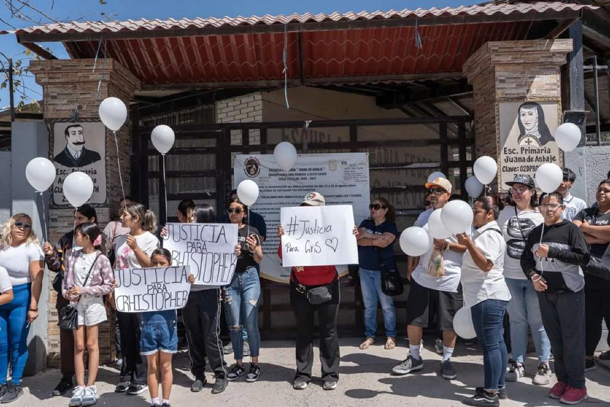 Exigen justicia por muerte de Christopher tras colapso de tablero en primaria