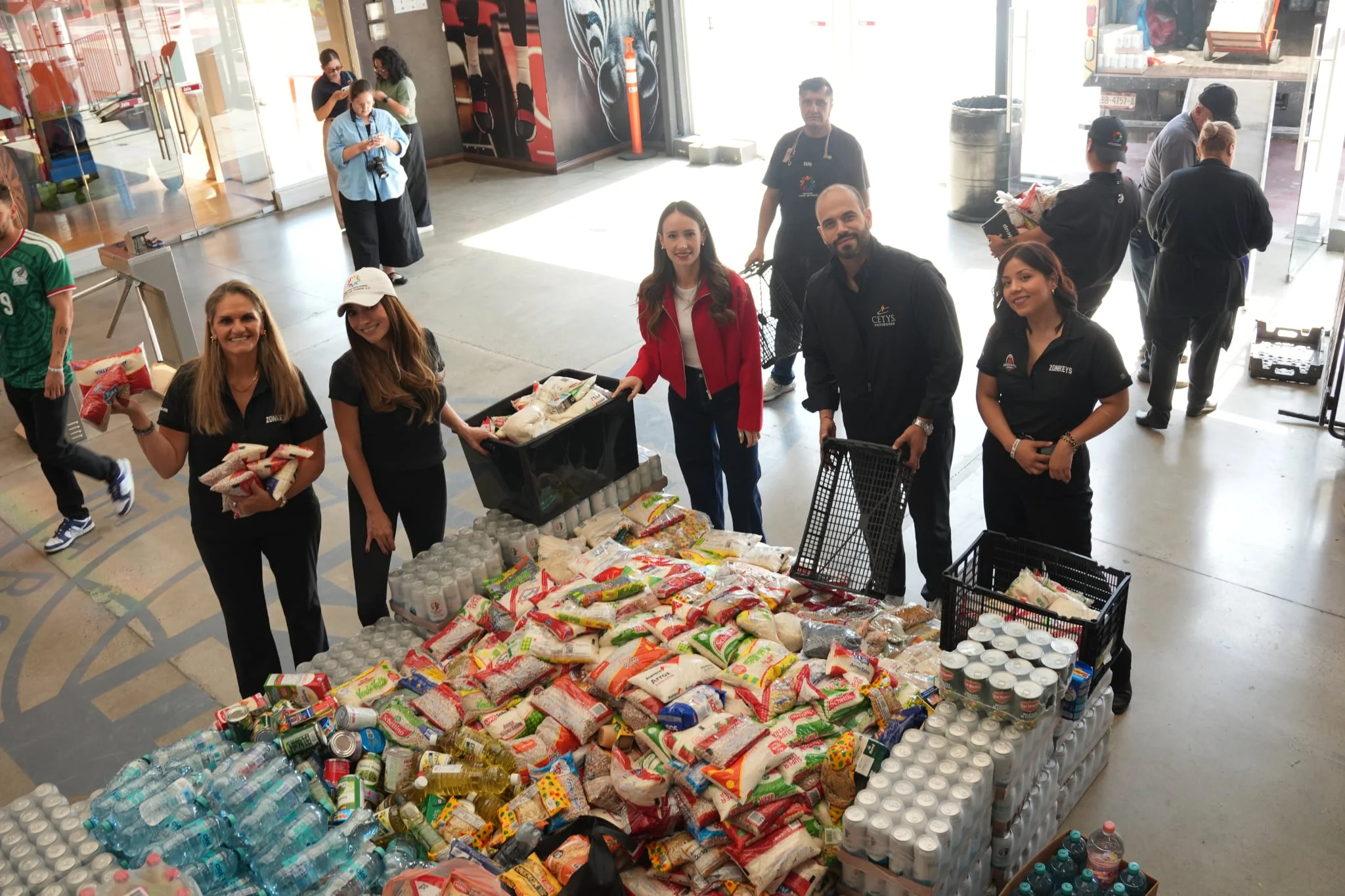 Jóvenes de Tijuana y San Diego recaudan 7.3 toneladas de alimento en la Border Battle