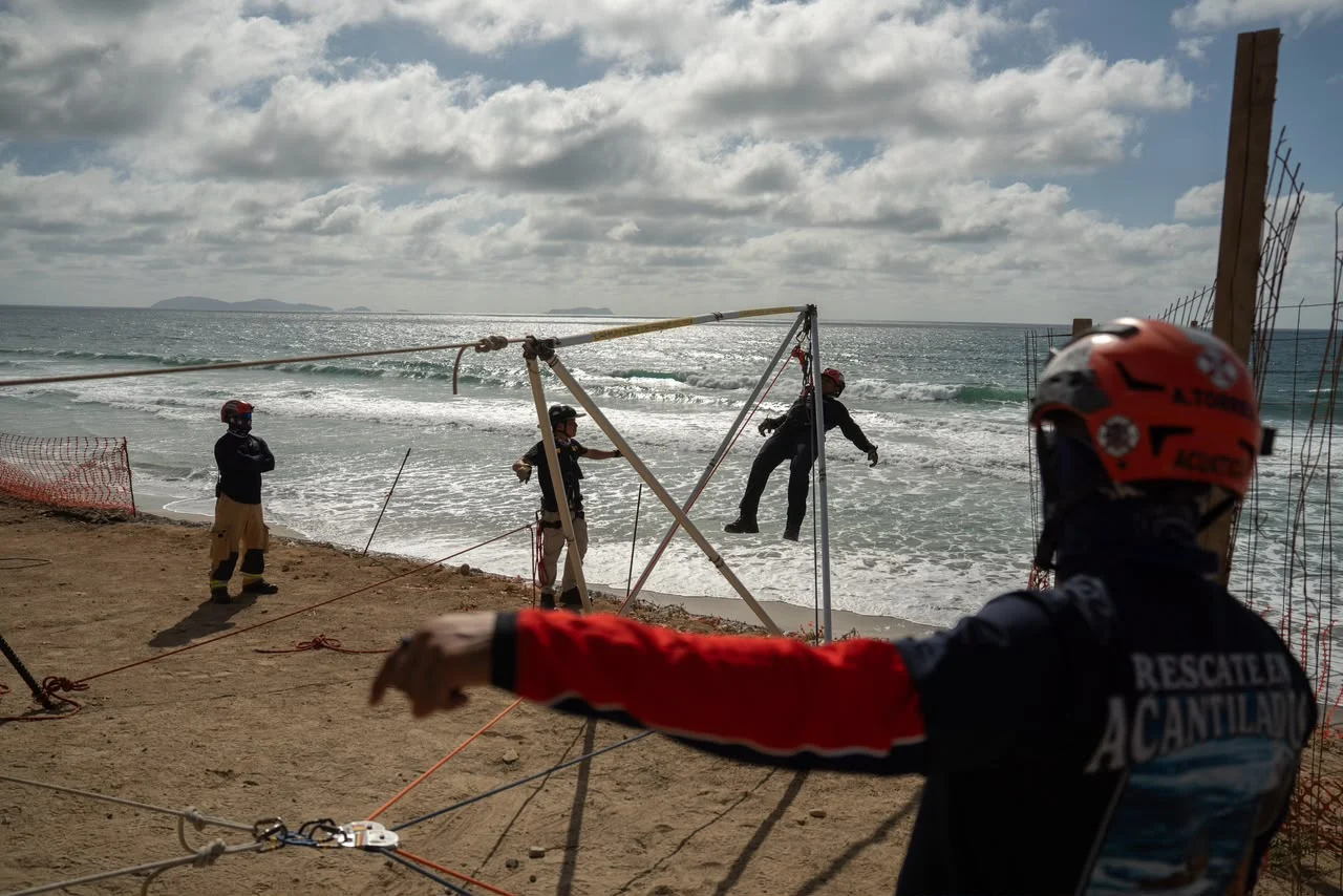 Bomberos de todo el país se capacitan en rescate en acantilados en Playas de Tijuana