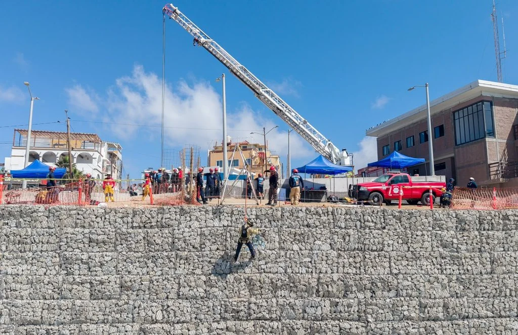 Bomberos de todo el país se capacitan en rescate en acantilados en Playas de Tijuana