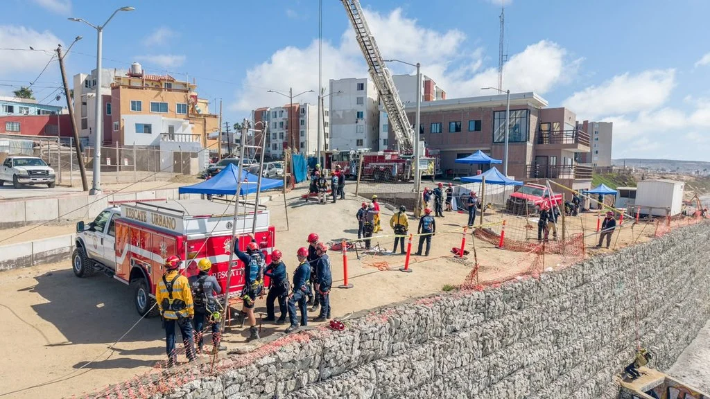 Bomberos de todo el país se capacitan en rescate en acantilados en Playas de Tijuana