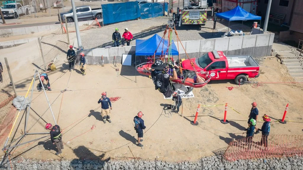 Bomberos de todo el país se capacitan en rescate en acantilados en Playas de Tijuana
