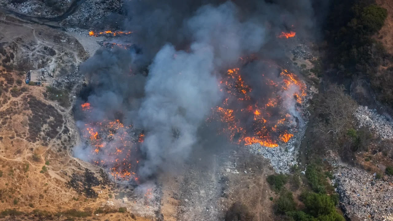 Se reactiva incendio en basurero clandestino en Tijuana