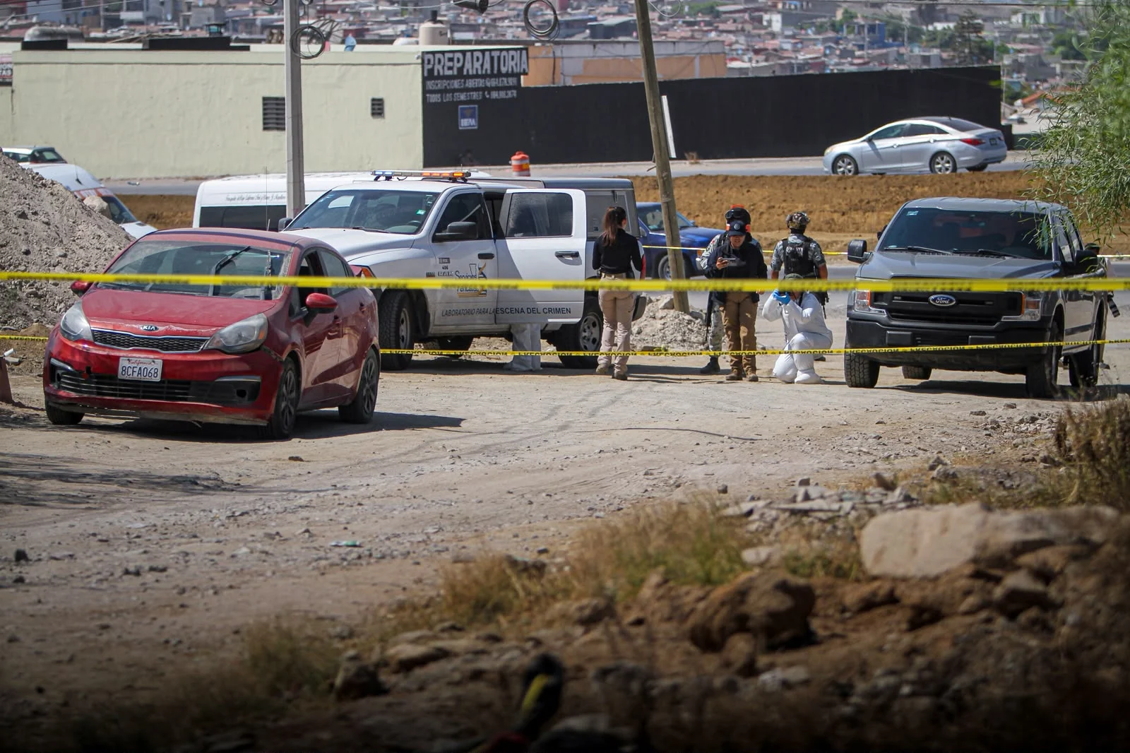 Localizan cuerpo en la cajuela de un auto abandonado en el bulevar 2000
