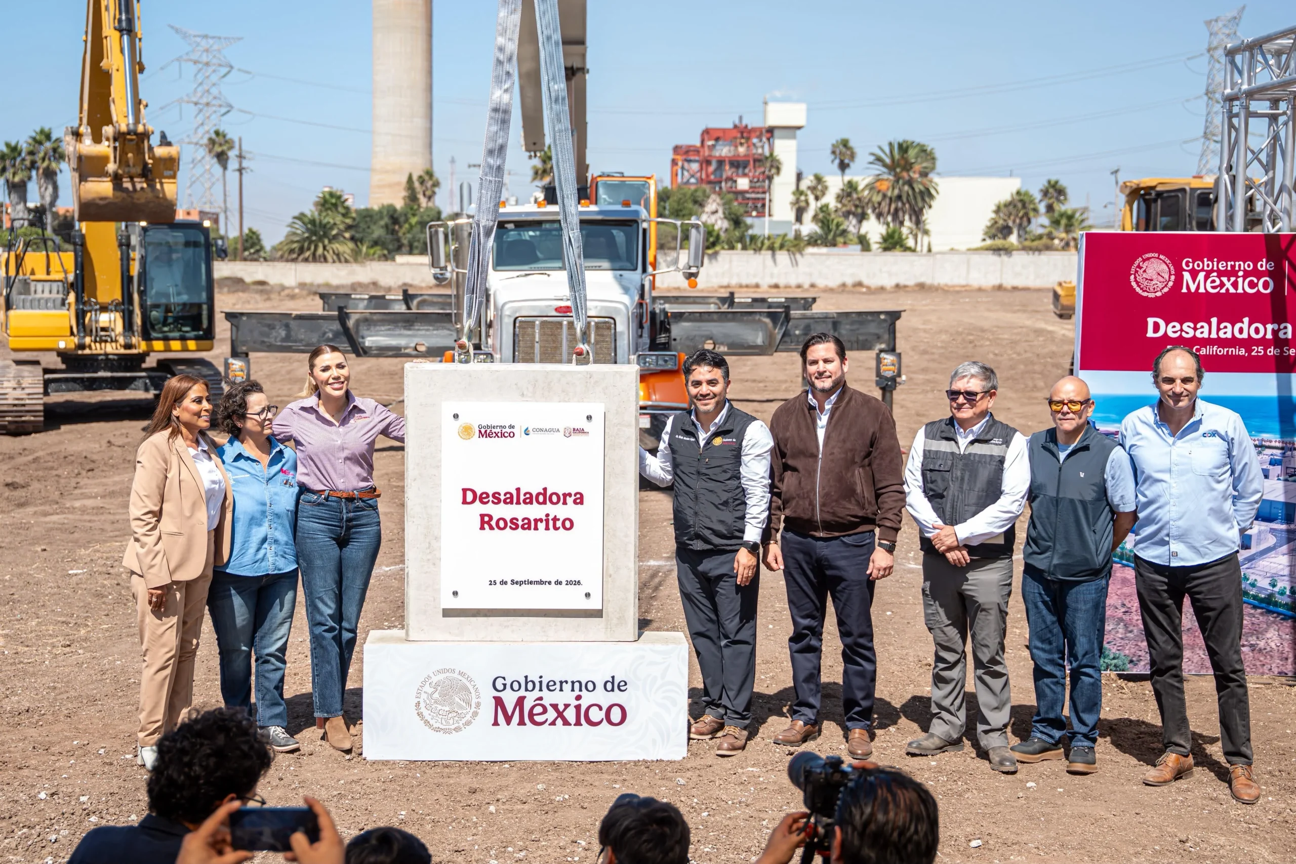 Ismael Burgueño atestigua colocación de la primera piedra de la planta desaladora en Rosarito