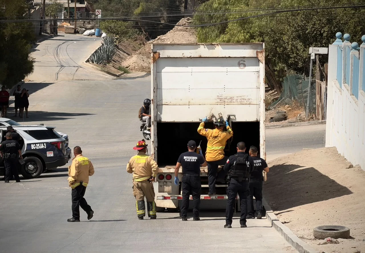 Inspeccionan tráiler con cisterna oculta y presunto combustible en Ejido Matamoros de Tijuana
