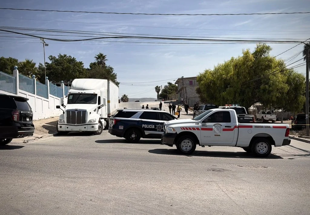 Inspeccionan tráiler con cisterna oculta y presunto combustible en Ejido Matamoros de Tijuana