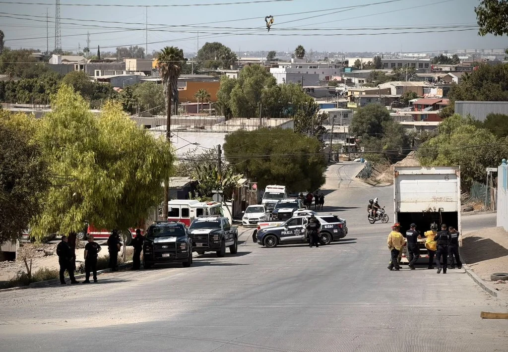 Inspeccionan tráiler con cisterna oculta y presunto combustible en Ejido Matamoros de Tijuana