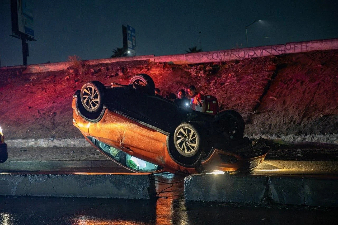 Conductora resulta ilesa tras volcar sobre la Vía Rápida Oriente en Tijuana