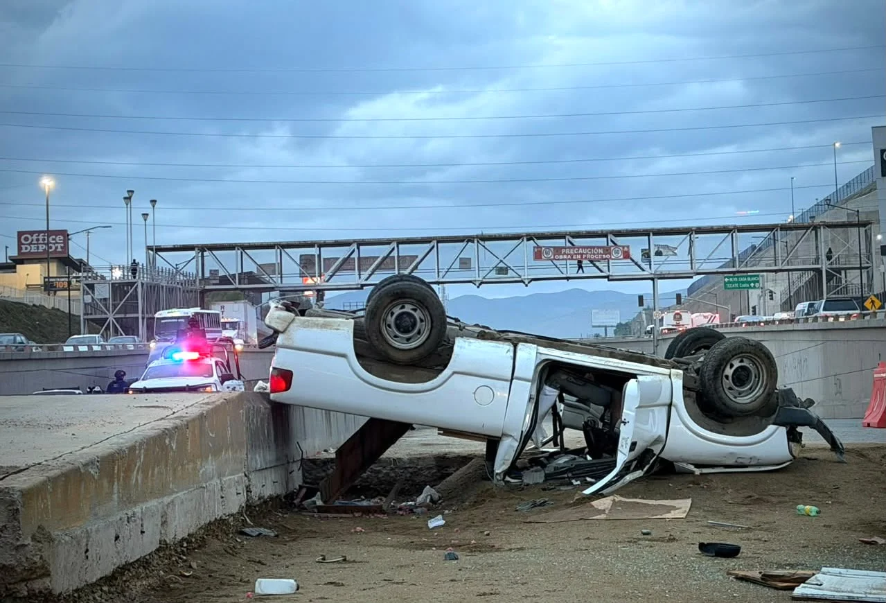 Vuelca camioneta en el Boulevard 2000; trasladan a mujer de la tercera edad al hospital