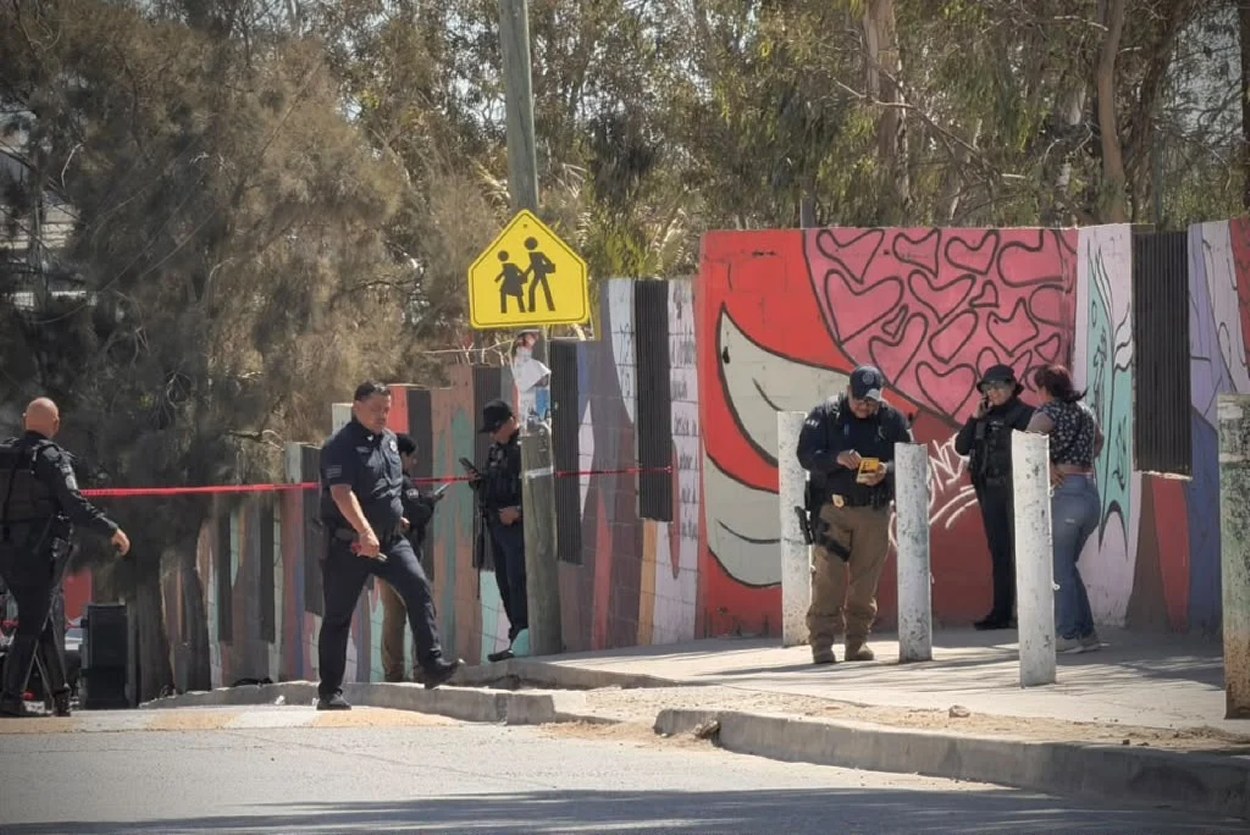 Ataque armado deja dos mujeres sin vida afuera de una primaria