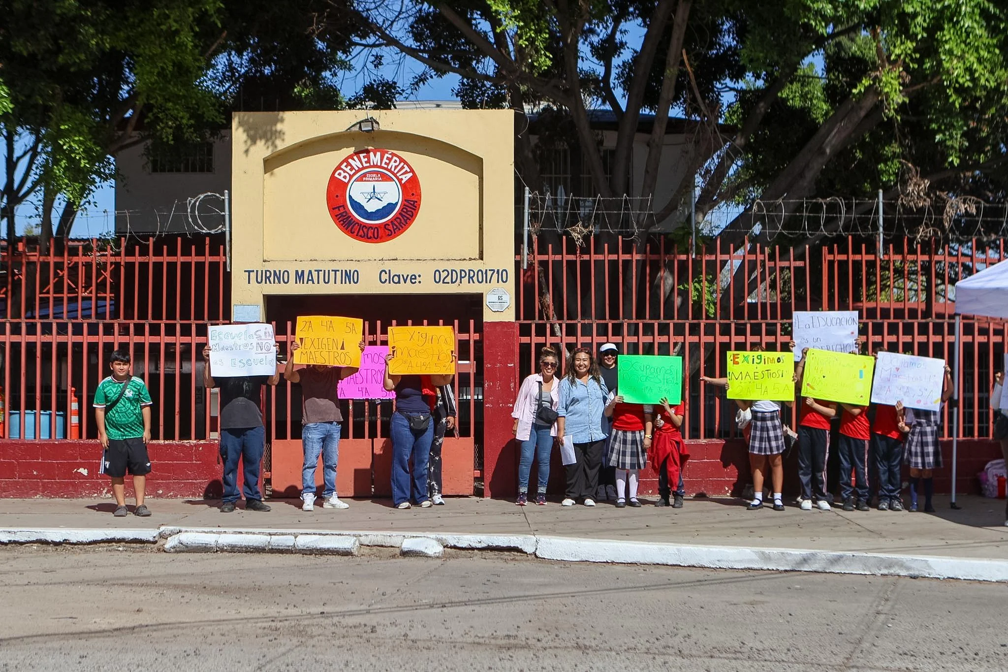Padres de familia toman primaria Francisco Sarabia en Tijuana por falta de maestros