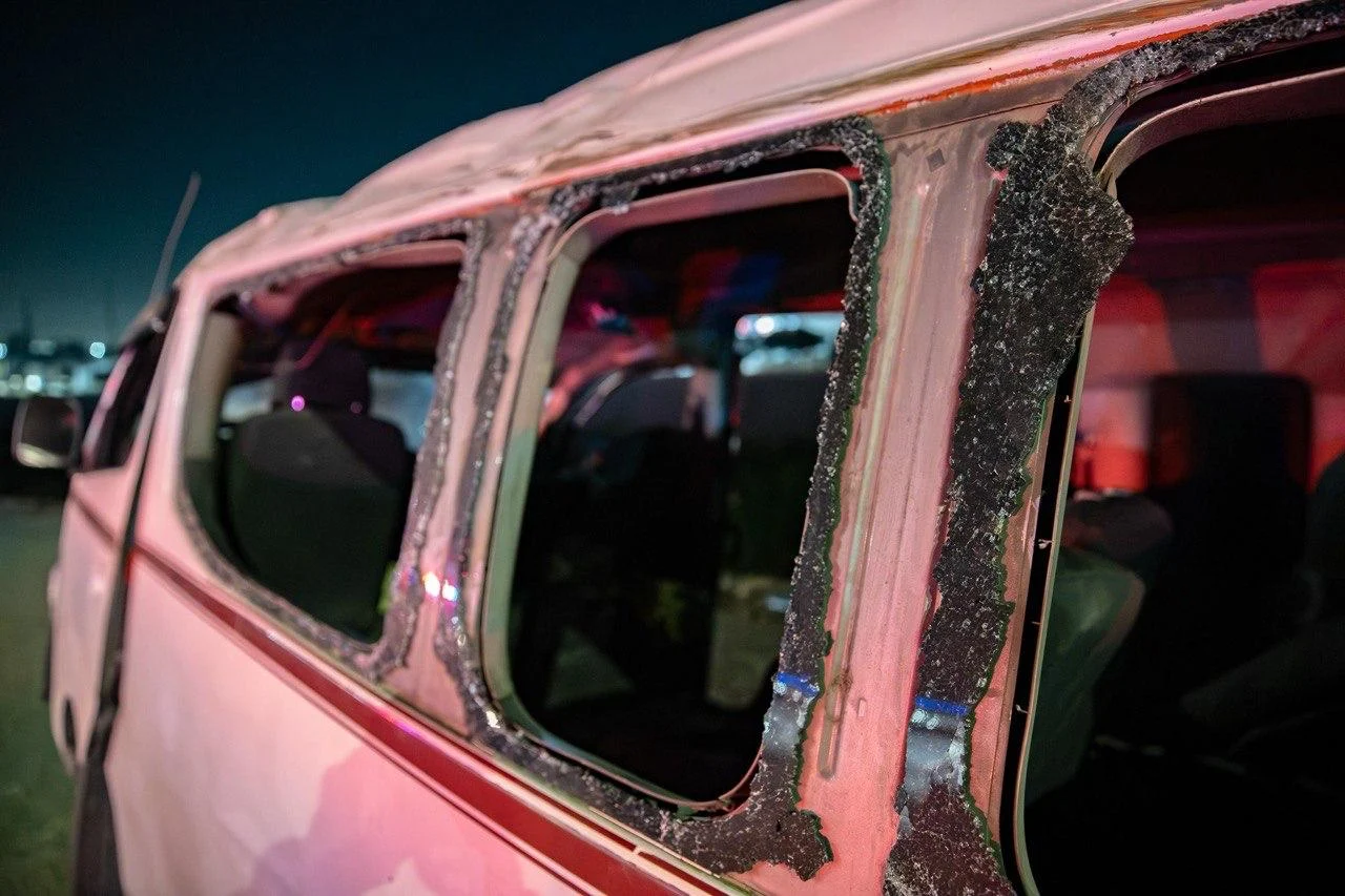 Vuelca taxi de ruta en la Vía Rápida Poniente de Tijuana; múltiples pasajeros lesionados