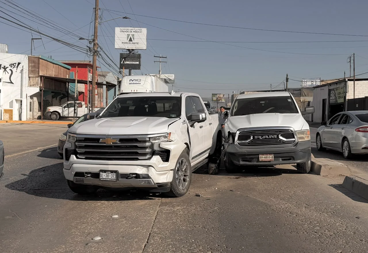 Agente de la FESC detenido tras pasarse semáforo en rojo y provocar carambola en bulevar Terán Terán; hay un peatón grave
