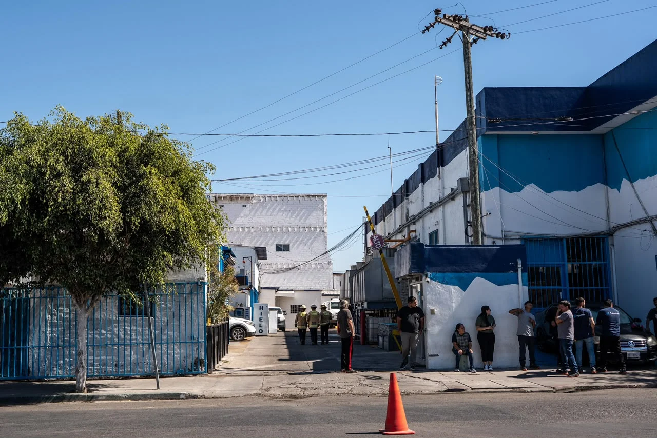 Fuga de amoniaco moviliza a Bomberos y provoca evacuación preventiva en hielera de Tijuana