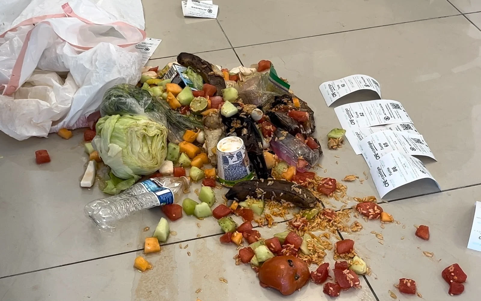Vecinos de Playas de Tijuana protestan en CFE con comida descompuesta tras días sin luz