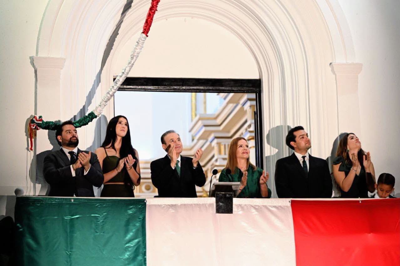 Con drones y plaza llena, conmemoran el 216 aniversario de la Independencia en Hermosillo